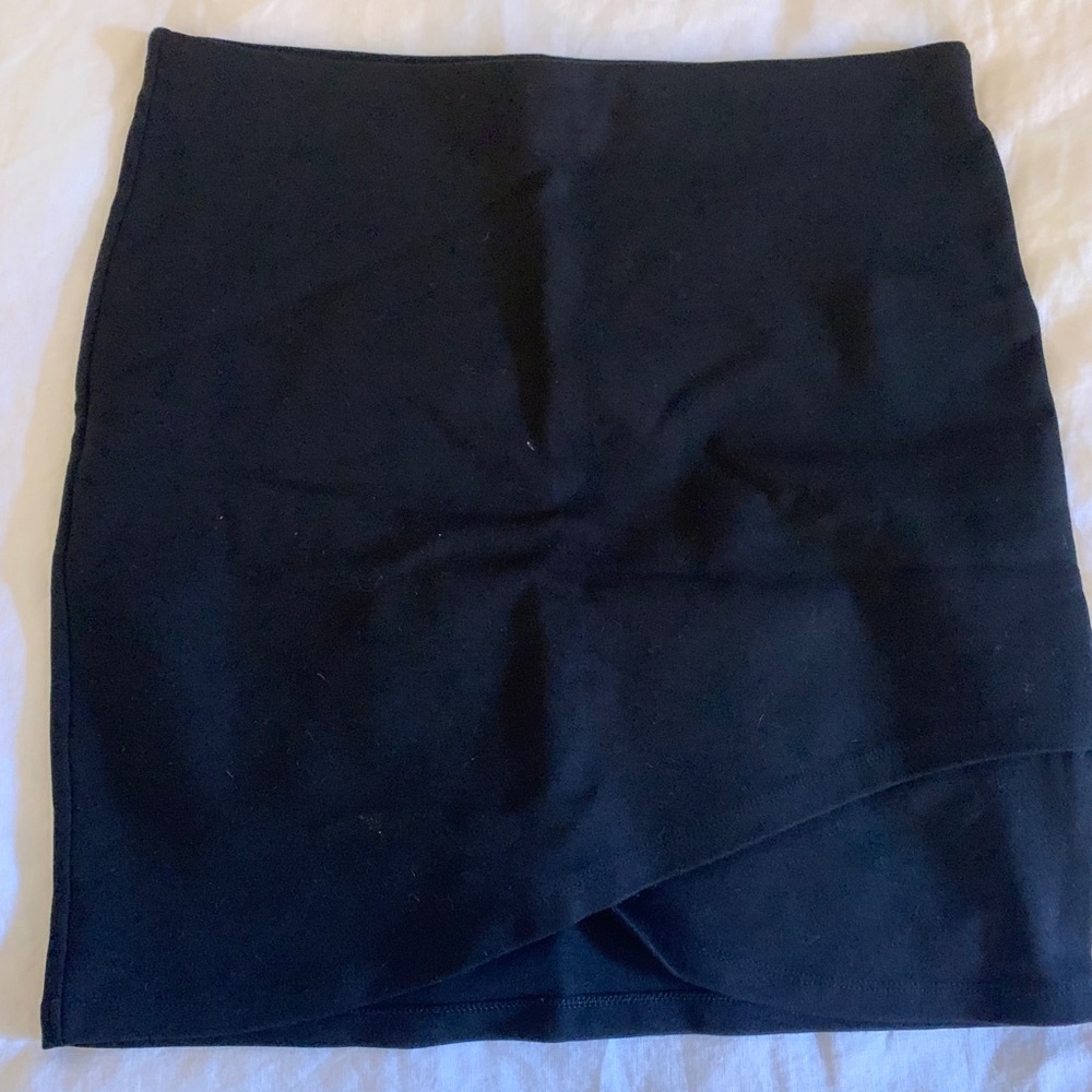 Black cotton skirt with asymmetrical hemming